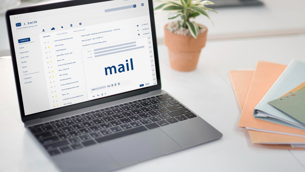 Bloc-notes avec écrit E-mail marketing